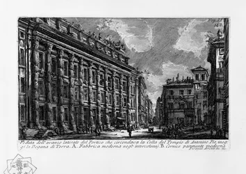 Ansicht des seitlichen Überrests des Portikus, der die Zelle des Tempels von Antoninus Pius umgab, heute die Zollstation